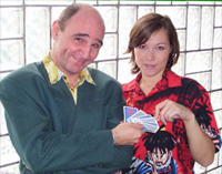 Sarah und Mitch, die Moderatoren des Quiz